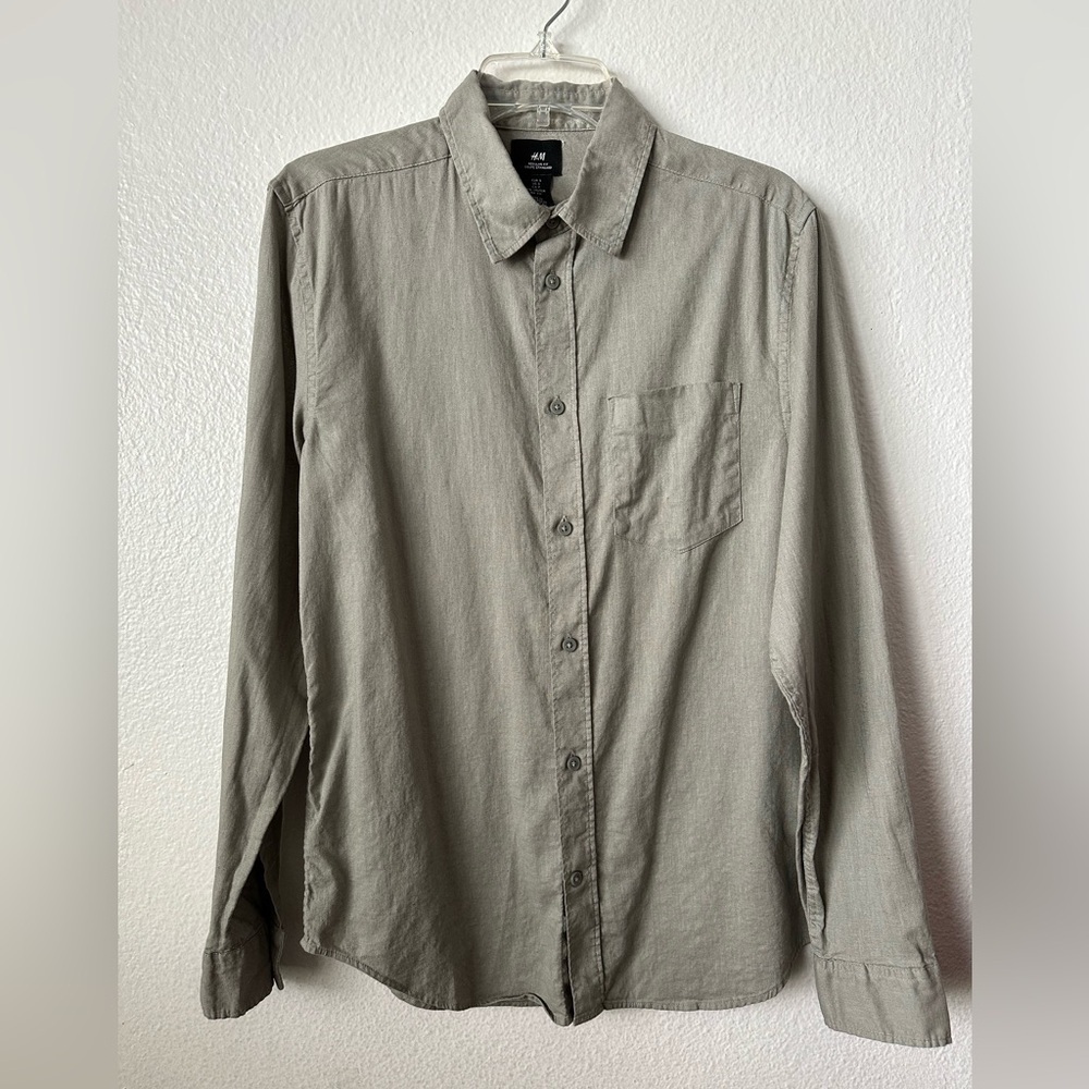 H&M Gray Casual Button Down Shirt with Relaxed Fit - Picture 3 of 4